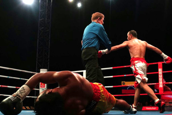 Nehomar Cermeño retuvo su cinturón supergallo de la Asociación Mundial de Boxeo  al noquear en el tercer asalto al tailandés Anurak Thisa este viernes en Wenzhou, China