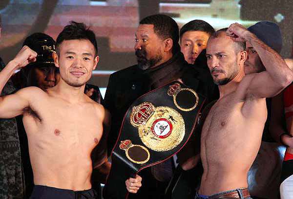 Both fighters easily made the 122-pound limit at Friday’s weigh-in. (Photo: WBA China)