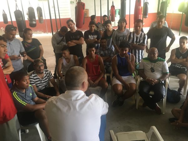 Gilberto Jesús Mendoza conversó con jóvenes boxeadores de Medellín