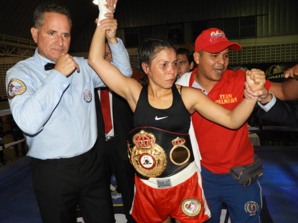 Liliana Palmera impone su boxeo y es la nueva campeona AMB