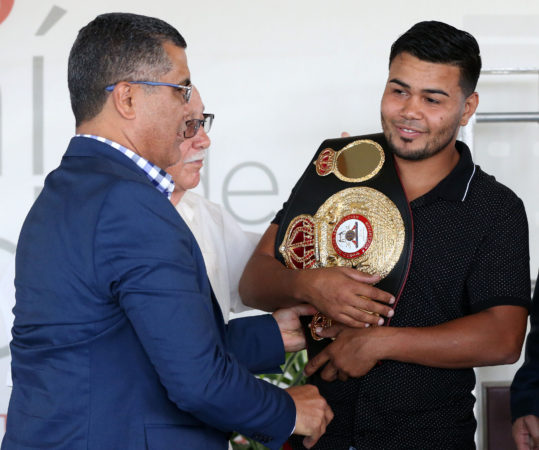 Jesús Rojas recibió su faja de campeón AMB de la mano de Luvi Callejas. Foto: José Francisco Pereira.