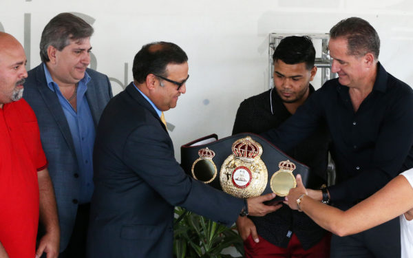 El alcalde de Caguas (izquierda) y Luis Pabón (derecha) junto al campeón.
