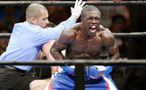 Welterweight Andre Berto stops Josesito Lopez in 6th round