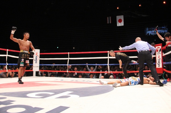 Fotos: Uchiyama venció a Chuwatana por KO
