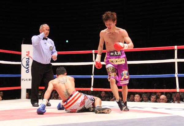 Taguchi defeats Sithmorseng by KO