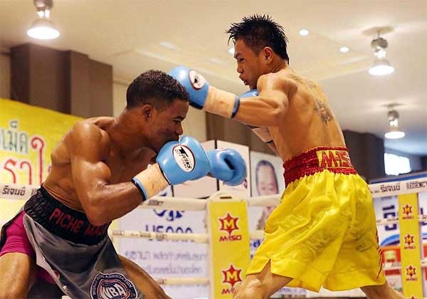 Stamp Kiatniwat Retains Interim WBA Title