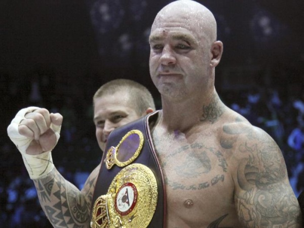 Browne despojado y suspendido por 6 meses