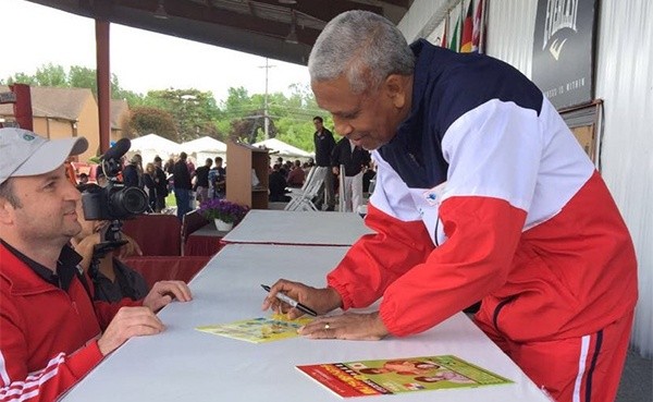 Hilario Zapata firmó autógrafos en Canastota
