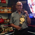Gilberto Jesús Mendoza, presidente de la AMB, entregó mini faja al periodista de boxeo Ponchas Mendoza por los 10 años del su programa radial