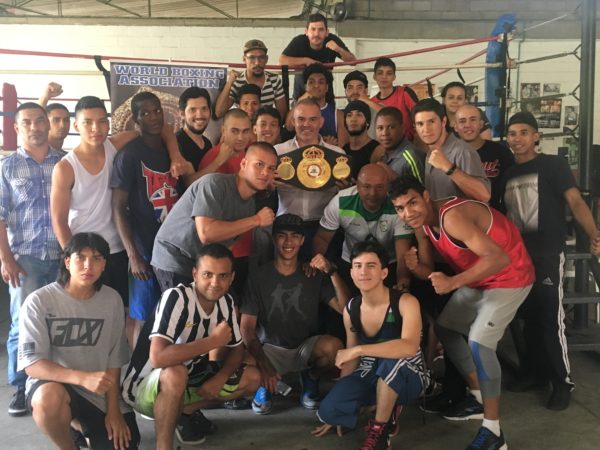 Gilberto Jesús Mendoza compartió con jóvenes boxeadores de Medellín