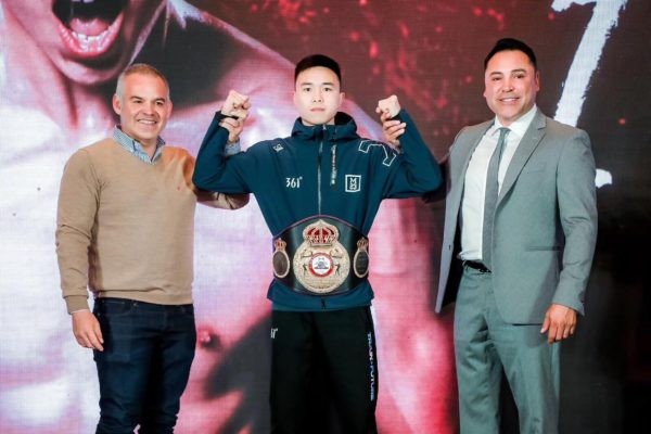Gilberto Jesus Mendoza awards the WBA title to Can Xu