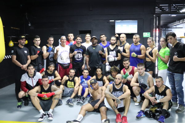 Jorge Linares compartió con boxeadores de Medellín
