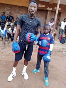 Coach Tipo: el hombre que usa el boxeo para ayudar a los niños nigerianos