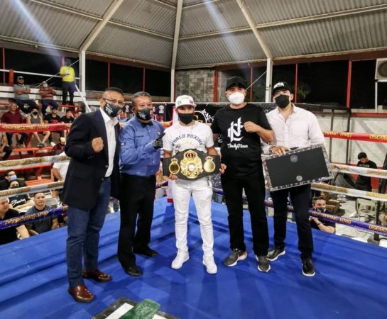 "El Gallo" Estrada received his Super Championship belt in Hermosillo