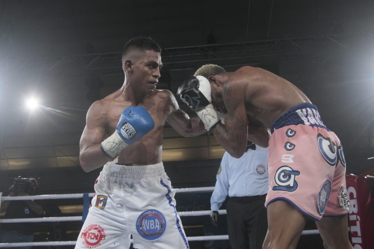 “El Científico” Núñez took the WBA-Fedelatin belt from Santiago