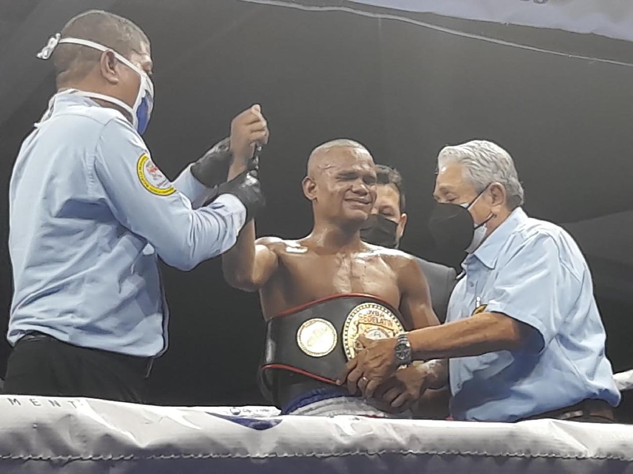 Fernandez won the WBA-Fedelatin belt in a close duel against Lara