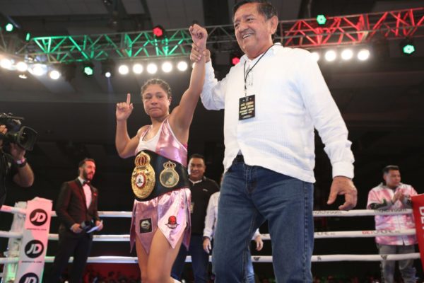 Erika Cruz defeated Melissa Esquivel and retained the WBA Featherweight title
