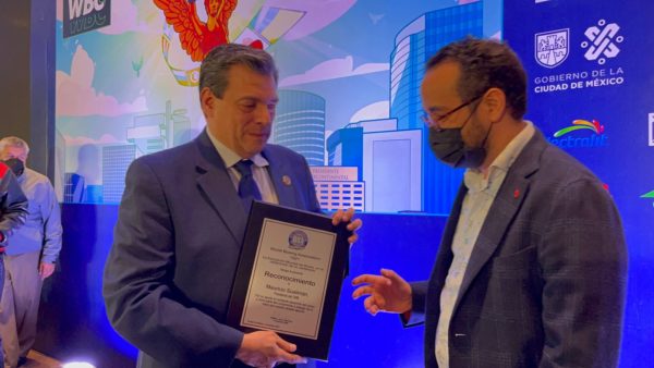 AMB entregó reconocimiento a Mauricio Sulaimán en Ciudad de México
