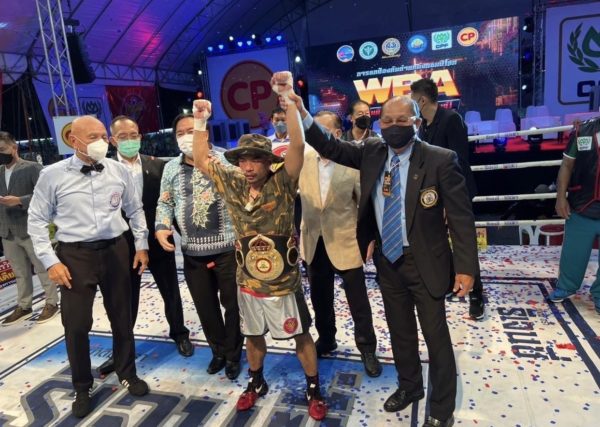 Niyomtrong dominated Moonsri and continues as WBA champion