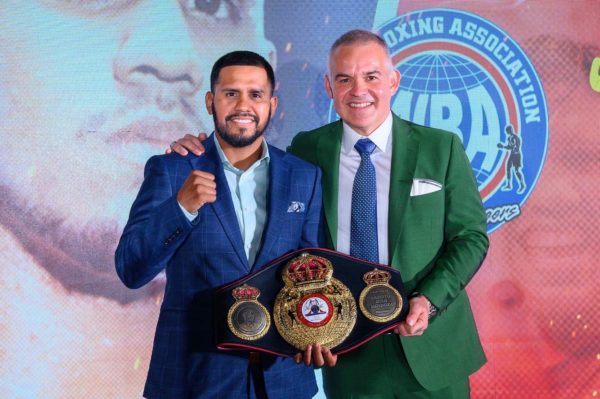 Juan Diaz received his WBA Centennial belt from Gilberto Jesus Mendoza