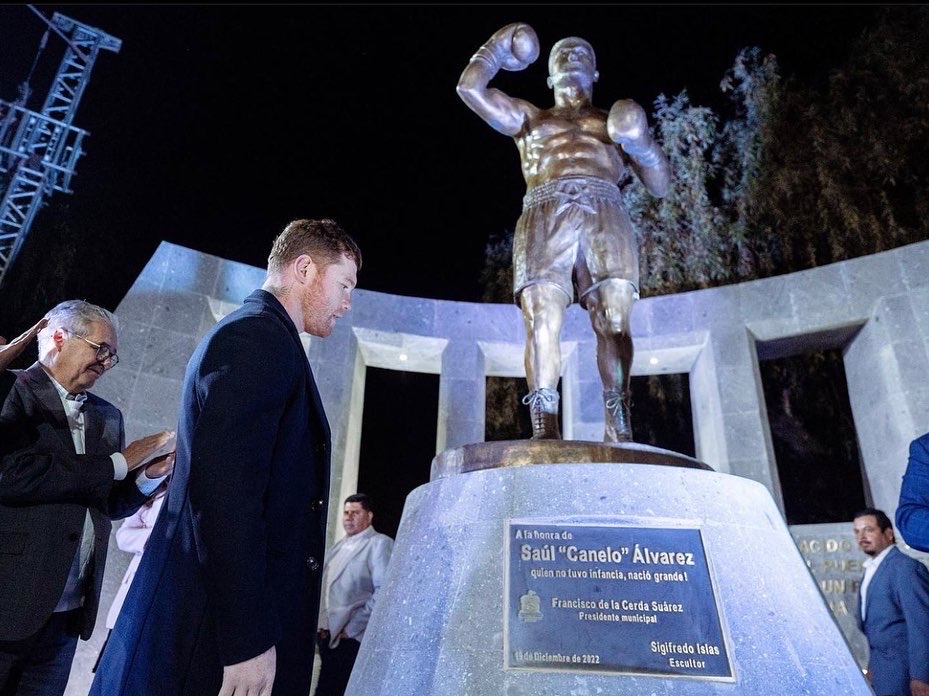 Juanacatlan pays tribute to Canelo with a statue