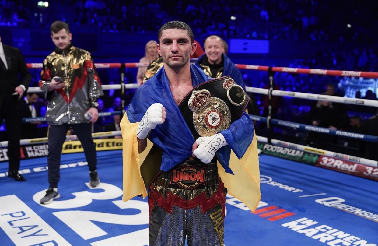 Dalakian retained his WBA crown in a war with Jimenez