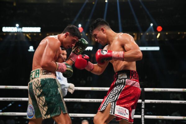 Garcia knocks out Resendiz and remains undefeated 