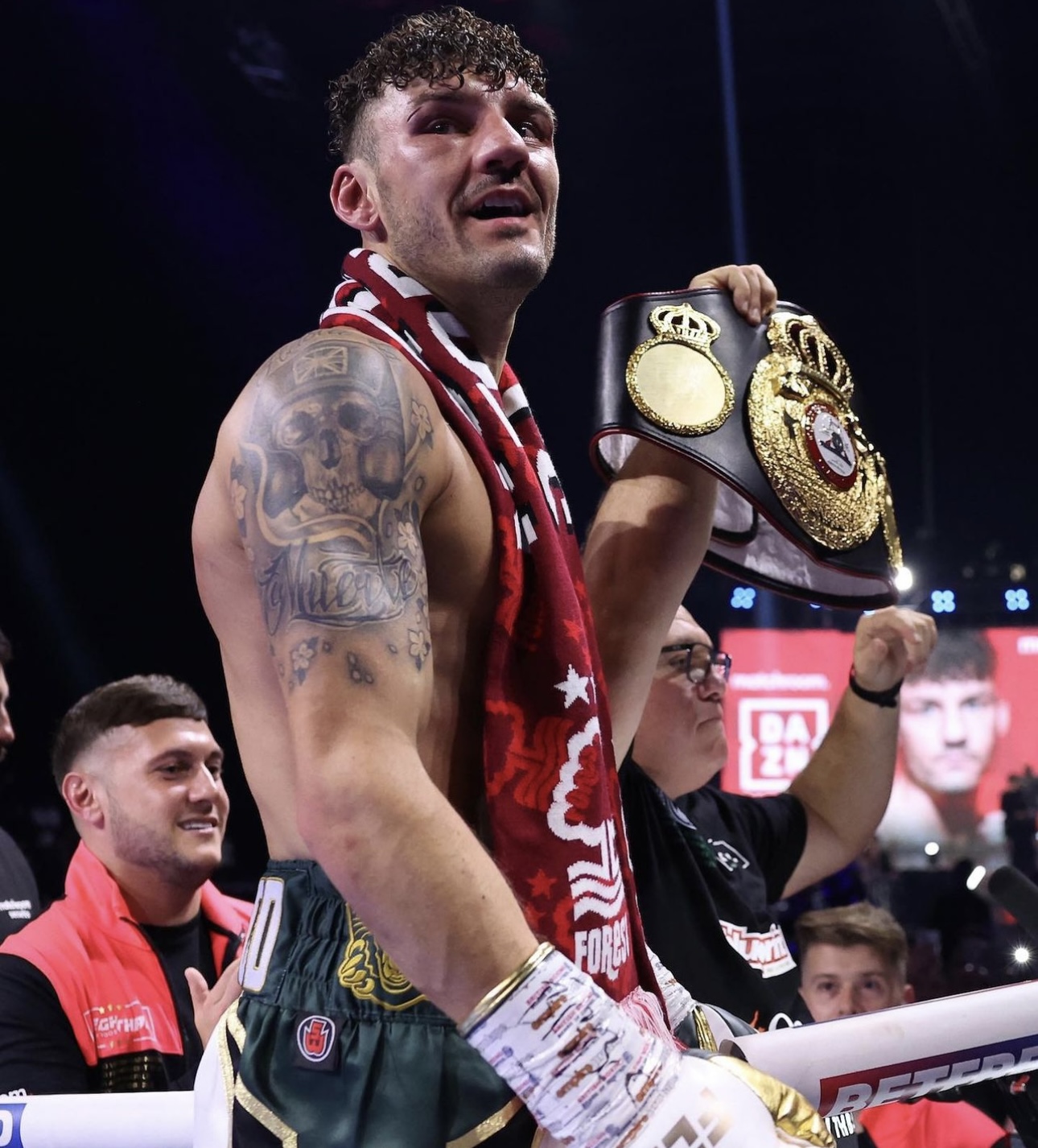 Wood knocks out Warrington to retain his belt in dramatic fashion 