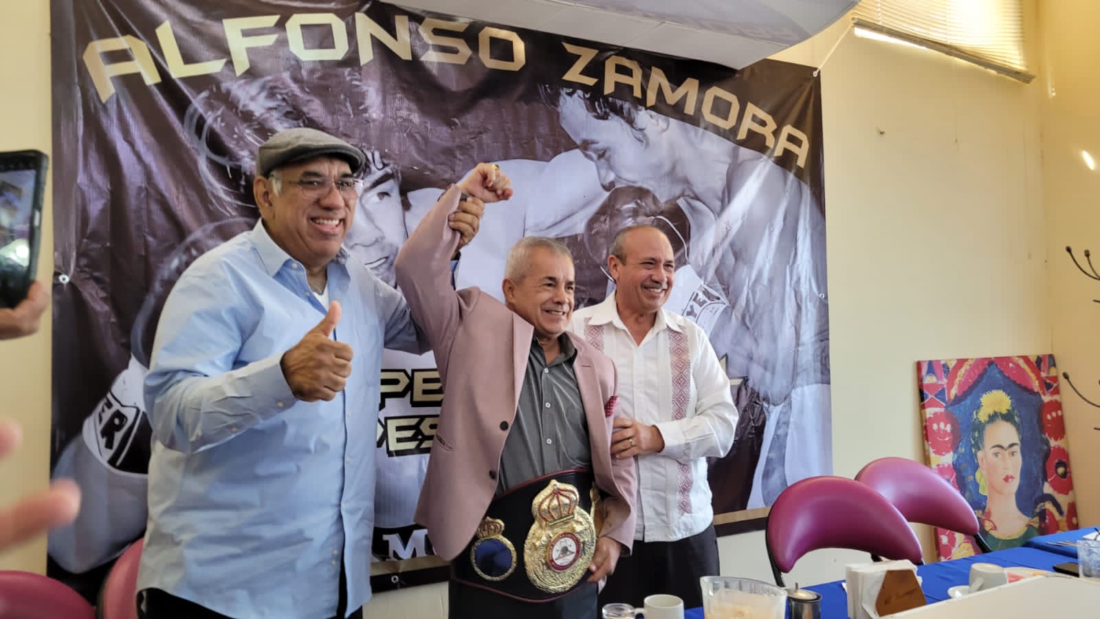 WBA condecoró a Alfonso Zamora en México 