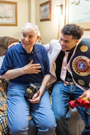 Abel Mendoza regaló alegría a los adultos mayores en Texas