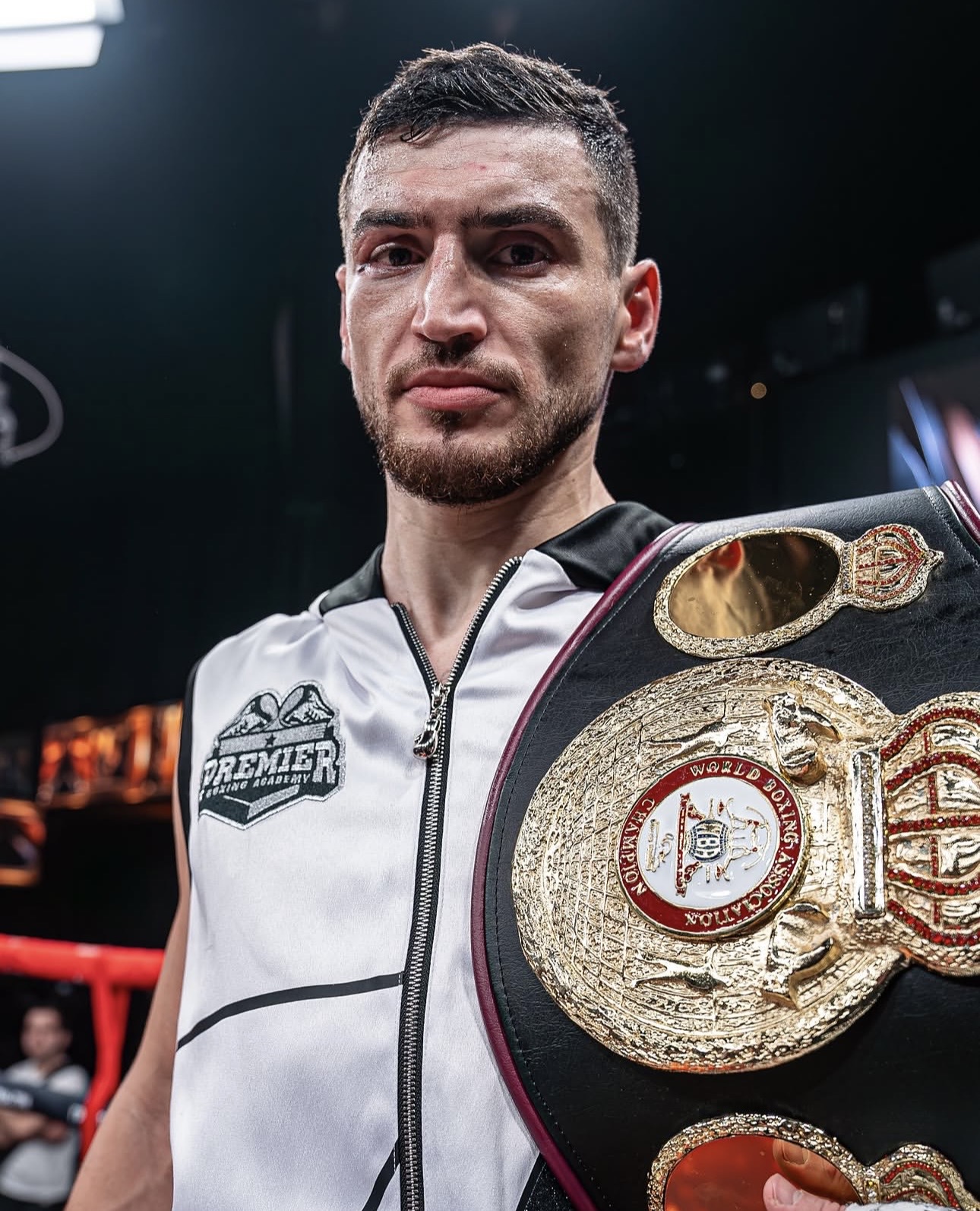 Khariton Agrba dominó a Zaur Abdullaev y se alzó con la faja mundial interina superligero